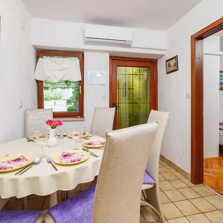 Divano Apartment Selce
